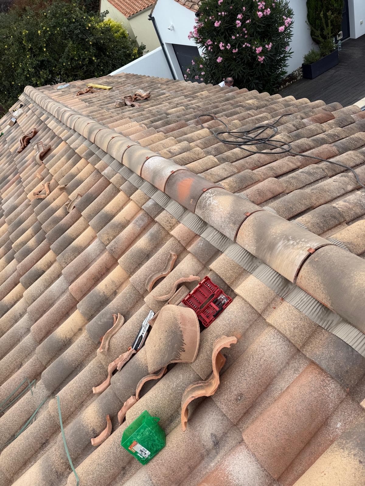 Réfection de faîtage de toiture en cours