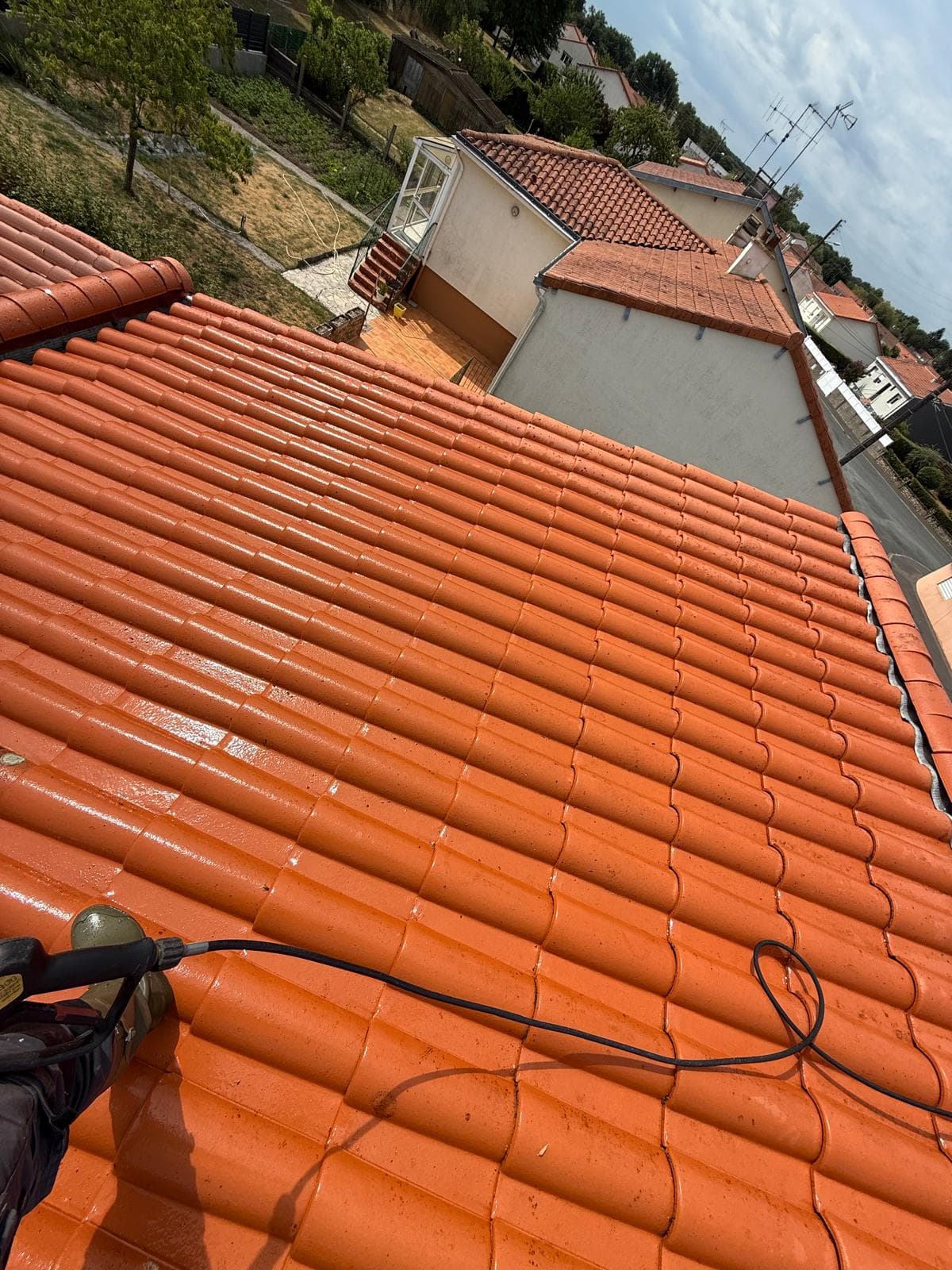 Application d'un traitement hydrofuge coloré sur une toiture