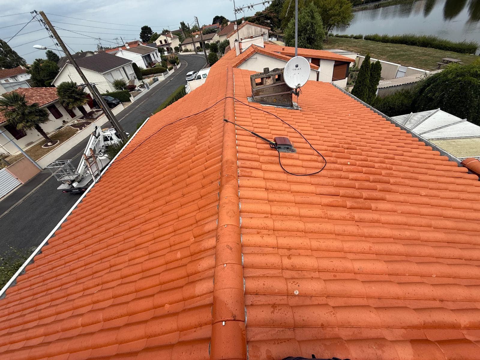 Toiture rénovée après démoussage et traitement hydrofuge